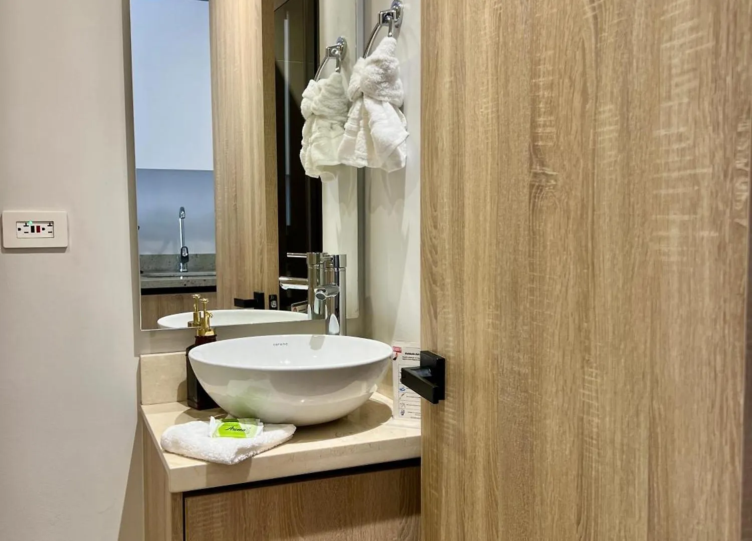 Beautiful! Brand New Apt Old Town Cartagena 0*,  Colombia